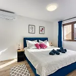 Center Oasis - Private Parking Apartment